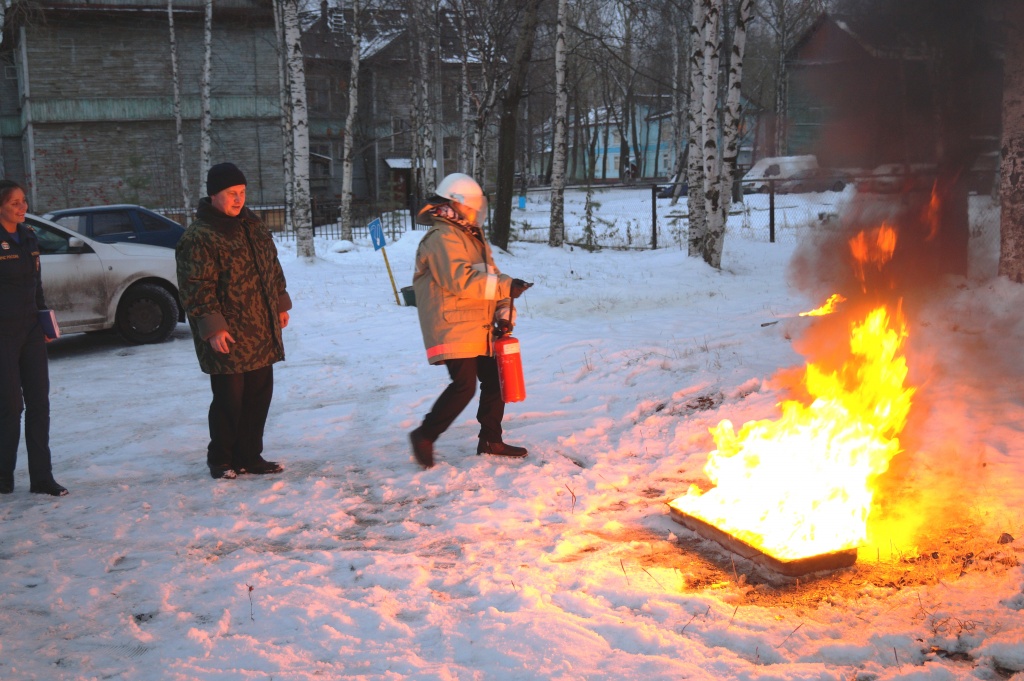 Школьники Северодвинска научились тушить пожар