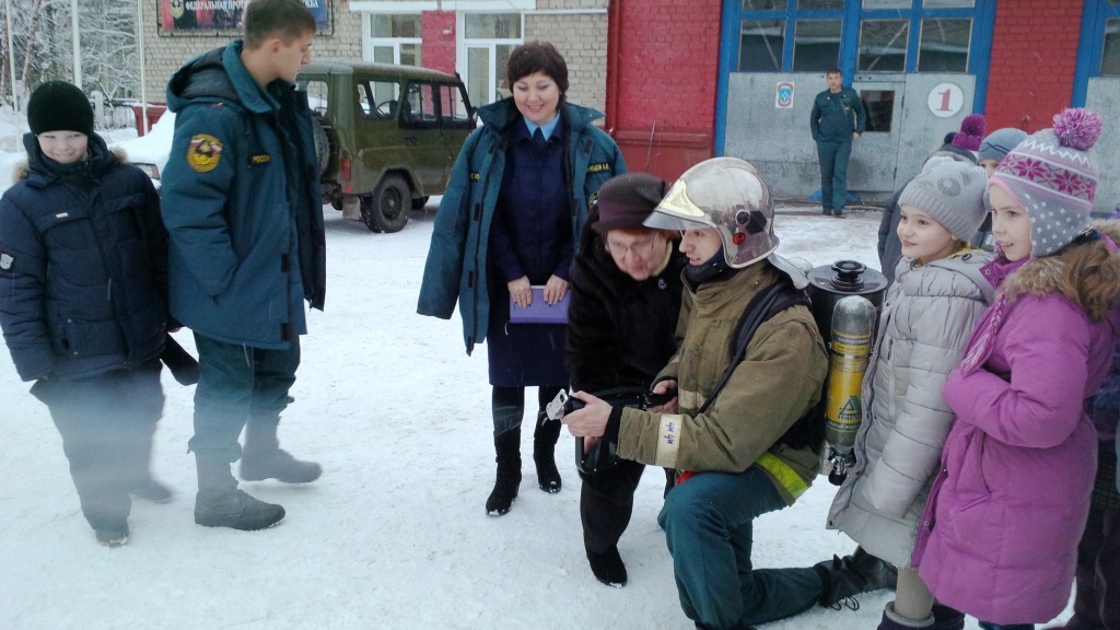 Для чего нужна «боёвка», и как работает ранцевый огнетушитель – узнали школьники Северодвинска